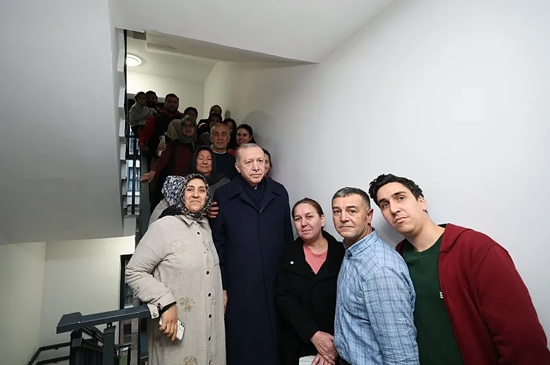 cumhur-osmaniyede-baskan-erdogan-ve-bahceli-asrin-felaketinin-yil-donumunde-depremzede-aileyi-ziyaret-etti-1770394811514.jpeg Cumhur Osmaniye'de! Başkan Erdoğan ve Bahçeli asrın felaketinin yıl dönümünde depremzede aileyi ziyaret etti-3