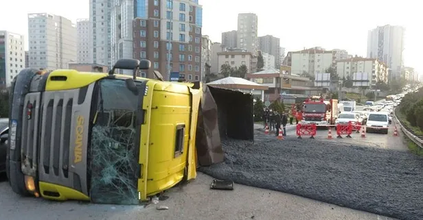 Son dakika: Ümraniye'de harç yüklü kamyon devrildi trafik durma noktasına geldi