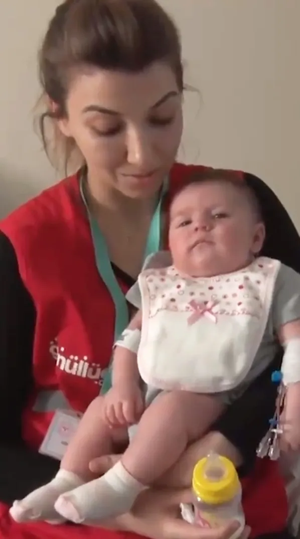 107 saat sonra enkazdan kurtarılmıştı! 2 aylık bebeğin yeni görüntüsü yüzleri güldürdü: Bakan Koca sağlık durumunu paylaştı-2