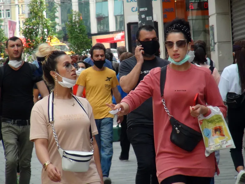 Taksim'de koronavirüs tedbirlerine uyulmadı! Artan vakalara rağmen maskeler ellerde - 12