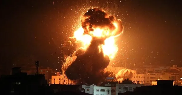 Soykırımcı İsrail Gazze'de 20 katlı binayı yerle bir etti