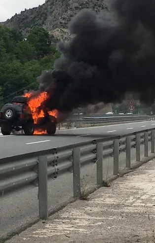 Seyir halindeki cip kül oldu