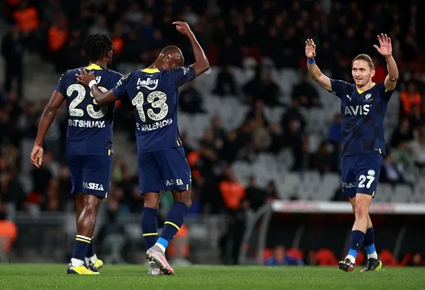 fenerbahce-istanbulspor-karsisinda-gol-oldu-yagdi-5-2-batshuayi-hat-trick-yapti-1667158922343.jpeg Fenerbahçe İstanbulspor karşısında gol oldu yağdı: 5-2! Batshuayi hat-trick yaptı-11