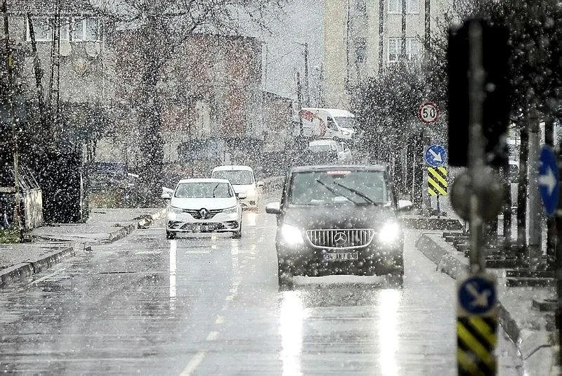 İstanbul'un Ümraniye ilçesinde kar yağışı görüldü.