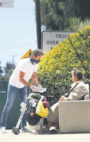 Cindy Crawford'un eşi Rande Gerber, Malibu'da evsiz insanlara yemek dağıttı