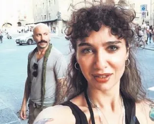 ‘Mutluyum ’ pozu