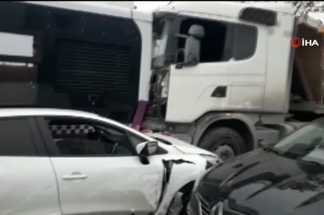 İstanbul'da facia ucuz atlatıldı! İETT otobüsü ile hafriyat kamyonu...
