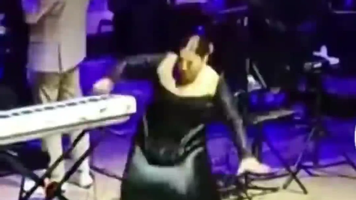 Sibel Can sahnede düştü! 2 kişi kaldırdı!