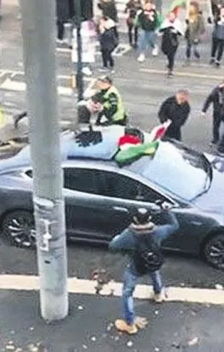 Alçaklar! PKK yandaşları, içinde bebek olan Türk ailenin aracına saldırdı