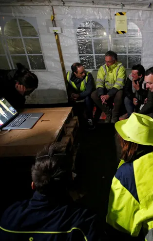 Fransa o ana kilitlendi! Macron: Ekonomik ve sosyal OHAL ilan edeceğim