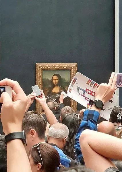 pariste-mona-lisa-tablosuna-pastali-saldiri-1653913303613.jpeg Paris'te Mona Lisa tablosuna pastalı saldırı!-3