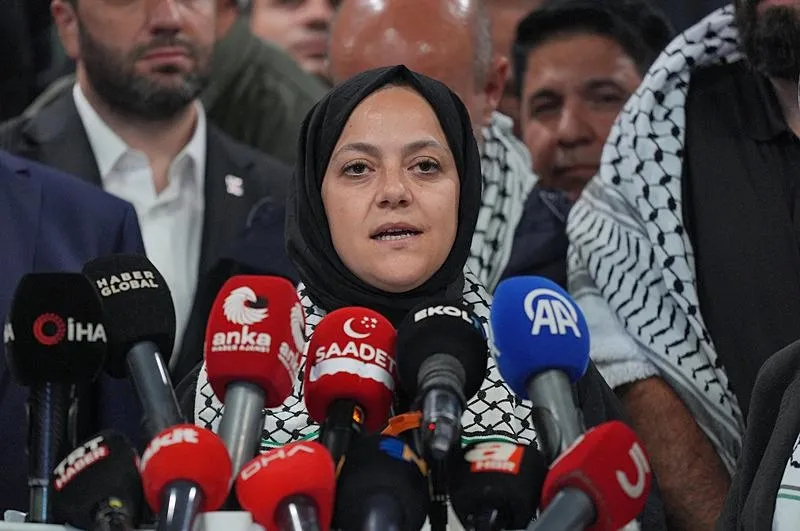 Milletvekili Ün, burada gazetecilere açıklamalarda bulundu. (AA)