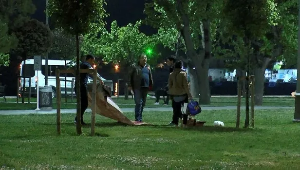 Yasak dinlemediler, Bakırköy Sahili'nde çay ve nargile içtiler-2