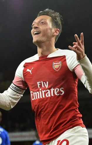 Mesut Özil'den şükür mesajı
