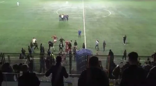 amator-lig-macinda-saha-ringe-dondu-yumruklar-havada-ucustu-1704733395754.jpeg Amatör lig maçında saha ringe döndü! Yabancı maddeler sahaya atıldı | Yabancı maddeler sahaya atıldı-4
