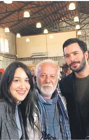 Oyuncu Barış Arduç aşkı Gupse Özay'ın babası Senih Özay'ın imza törenine katıldı