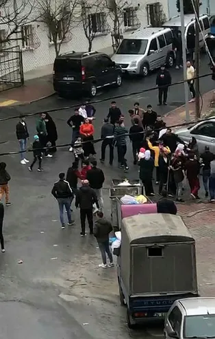 Çocuklar başlattı aileler birbirine girdi! Arnavutköy'de ortalık savaş alanına döndü
