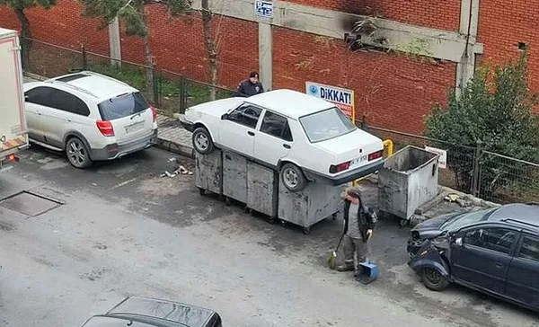 İstanbul'da "bu kadar da olmaz" dedirten olay! Dükkanın önünü kapatan aracı çöpe attılar-5