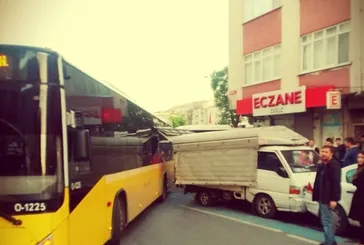 Son dakika: Yine bir İETT kazası! Gaziosmanpaşa'da bir İETT otobüsü patates yüklü kamyona çarptı