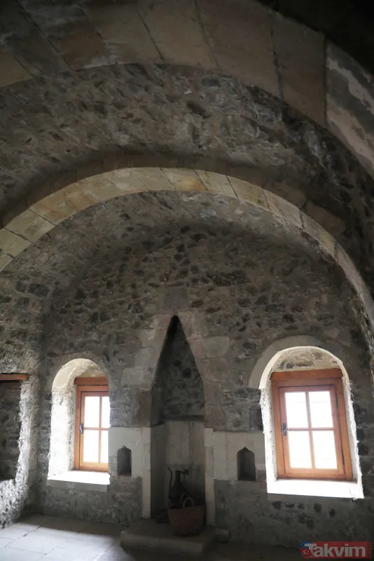 Geçmişi 1600 yıl öncesine dayanıyor: 360 tonluk kaya bitlendi iğneyle kuyu kazıp yeni odalar ortaya çıktı! Sümela Manastırı'na ziyaretçi akını - 29