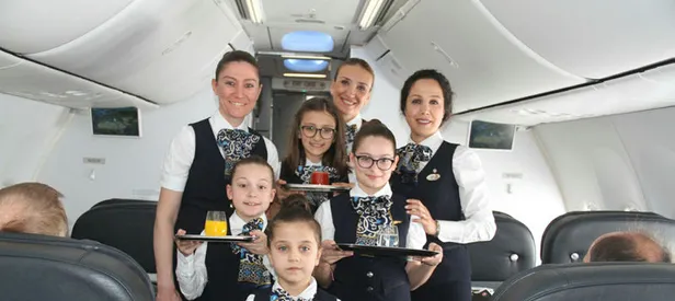 Anneleri ile aynı uçakta hosteslik yaptılar