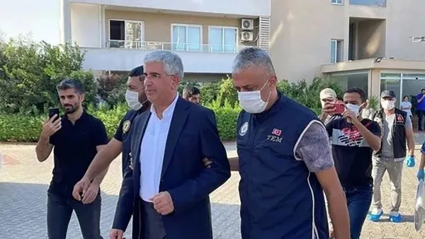 chpli-mersin-buyuksehir-belediyesinde-basin-daire-baskani-olan-bedrettin-gundes-hakim-karsisinda-1686322641547.jpeg CHPKK'lı Mersin Büyükşehir Belediyesi'nde Basın Daire Başkanı olan Bedrettin Gündeş hakkında flaş karar: Kaçamayacak!-5