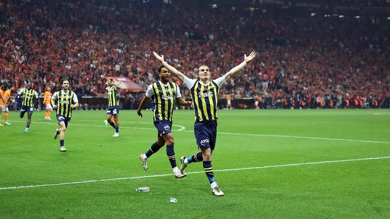 fenerbahcenin-yildizi-mert-hakan-yandastan-galatasarayin-golcusu-mauro-icardiye-sok-gonderme-derbi-sonrasi-ort-1716315204044.jpeg
