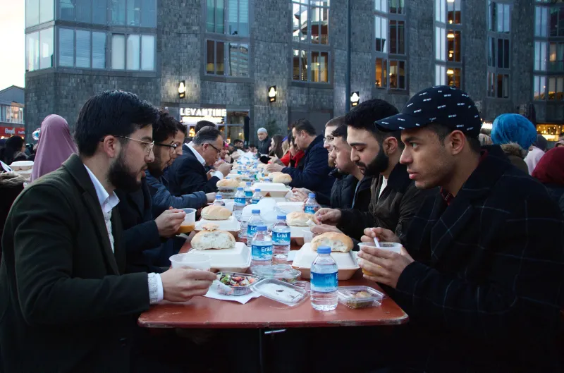 Hollanda'da "Cami Meydanı"nda sokak iftarı - 2