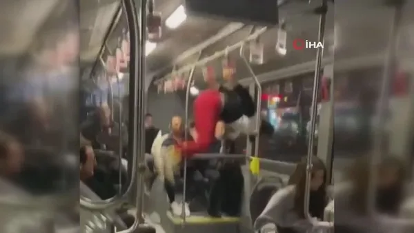 Son dakika: Yolcuları şoke eden görüntüler! Metrobüste direk dansı! O anlar kameralara böyle yansıdı-4