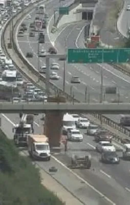 TEM'de akılalmaz kaza! Trafik kilitlendi