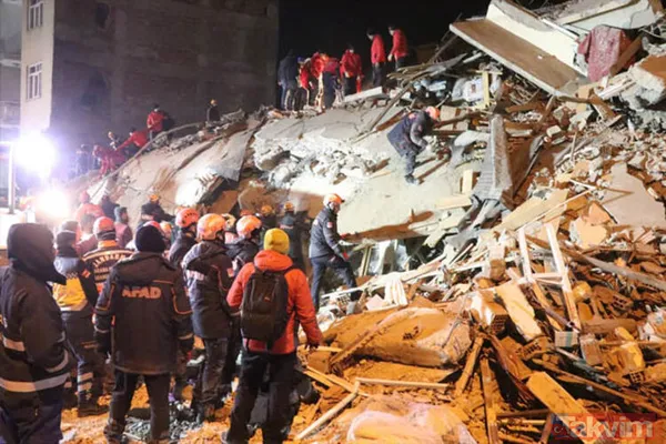 Burada 60 bin metrekarelik alanda zemin artı 2 olacak şekliyle Hazar Gölü'ne nazır 350 konutumuzu yapacağız. Çevrimtaş köyündeki enkazda 2 vatandaşımız...