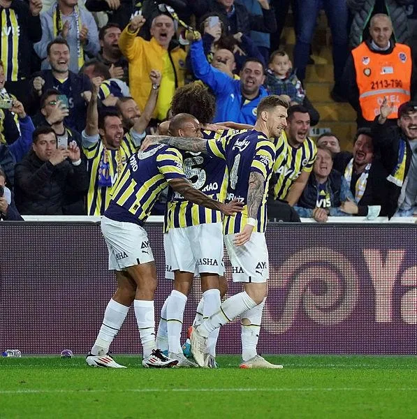 fenerbahce-evinde-basaksehiri-rossinin-muhtesem-goluyle-1-0-maglup-etmeyi-basardi-1666466400159.jpeg Fenerbahçe evinde Başakşehir'i Rossi'nin muhteşem golüyle 1-0 mağlup etmeyi başardı-12