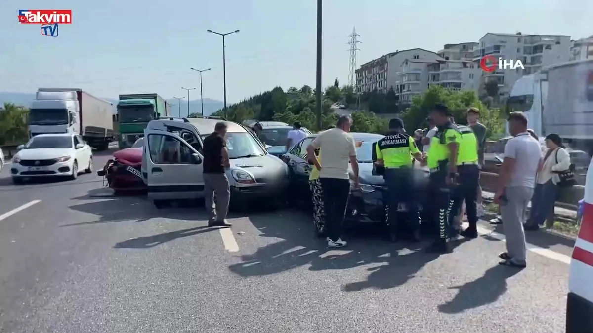 Kimsenin burnunun kanamadığı TEM'deki kazada 8 araç birbirine girdi