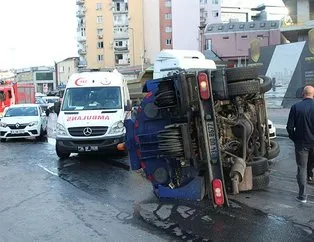 Beyoğlu’da temizlik kamyonu devrildi