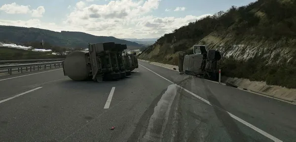 1640262526786.jpg Seyir halinde video çekerken önünde TIR devrildi! İşte saniye saniye ölümden kurtuluş anları-4