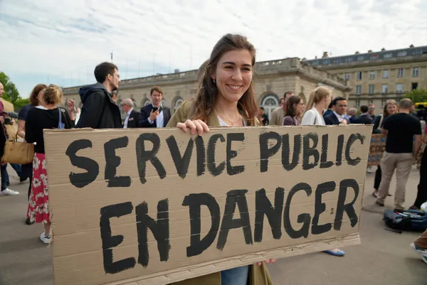 fransada-diplomatlar-ulke-tarihinde-ikinci-kez-greve-gitti-1654179827199.jpg Fransa'da diplomatlar ülke tarihinde ikinci kez greve gitti-2