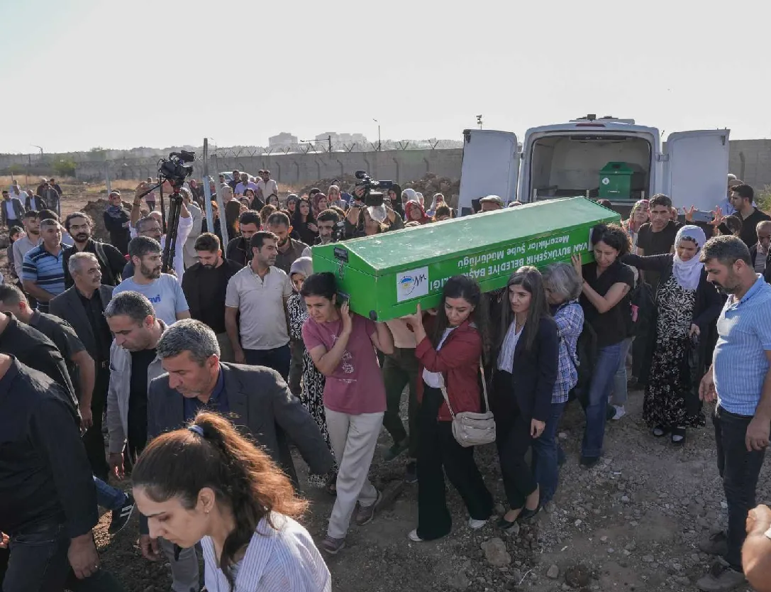 rojin-kabais-sorusturmasinda-acili-baba-konustu-kamera-goruntulerinin-incelenmesini-istiyorum-van-barosuna-tep-1781675658107.png Rojin Kabaiş soruşturmasında acılı baba konuştu: Kamera görüntüleri incelensin | Van Barosu'na tepki-6