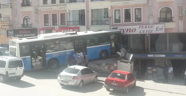 Frenleri arızalanan belediye otobüsü dükkana daldı