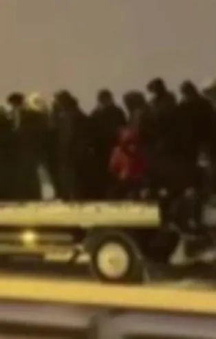 İstanbul'da utandıran görüntüler! Arnavutköy'de yolda kalan vatandaşları çekici taşıdı