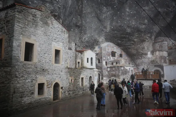 Geçmişi 1600 yıl öncesine dayanıyor: 360 tonluk kaya bitlendi iğneyle kuyu kazıp yeni odalar ortaya çıktı! Sümela Manastırı'na ziyaretçi akını - 10