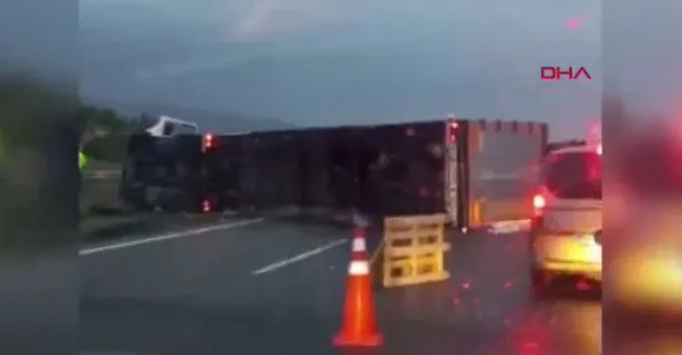 Ankara’da feci TIR kazası: Bariyerlere çarpıp yola devrildi! Malzemeler araçlara hasar verdi