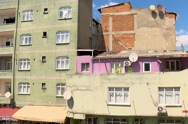 Dengesini kaybetti yan binanın çatısına düştü! Sultangazi'de ekipleri seferber eden olay