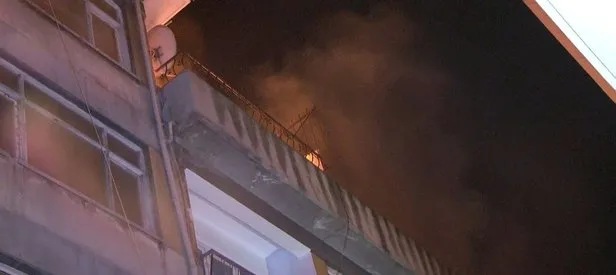 Fatih’te korkutan yangın! Turistler bavullarıyla sokağa döküldü
