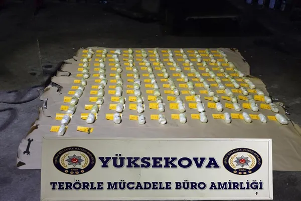 son-dakika-hakkaride-bir-polis-memurunun-aracindan-52-kilo-500-gram-patlayici-cikti-patlayicilar-boyle-ele-gec-1647953979525.jpg
