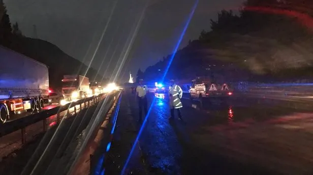 İzmir - Manisa Karayolu, meydana gelen heyelan nedeniyle ulaÅıma kapandı. ile ilgili görsel sonucu