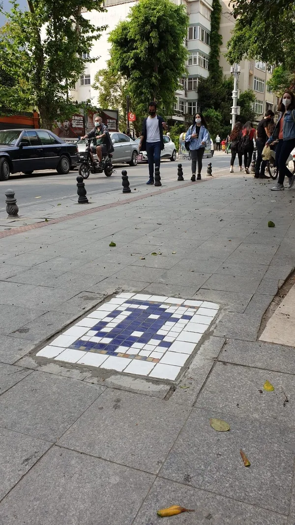 CHP'li Kadıköy Belediyesi vatandaşla dalga geçiyor! Kırık dökük kaldırımı 'tamir ettik' diye sundular-2