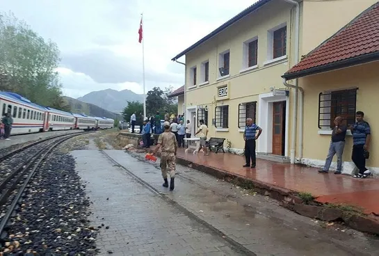 Son dakika: Erzincan-Sivas demir yolu heyelan nedeniyle ulaşıma kapandı-3