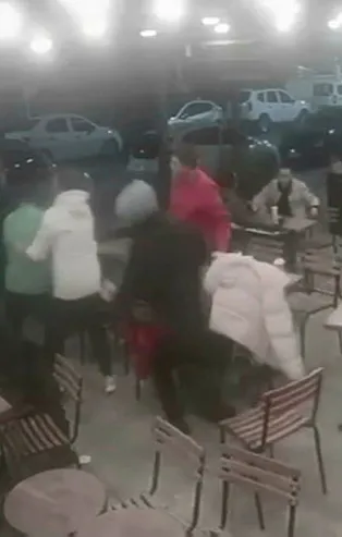 Beylikdüzü'nde sandalyelerin havada uçuştuğu kavga kameralarda!