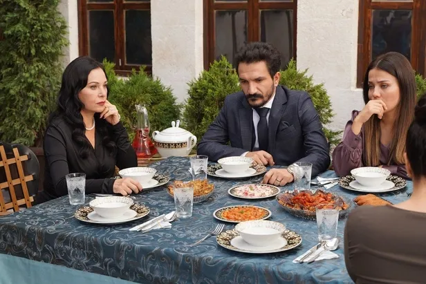 kalp-yarasi-dizisi-ayse-oldu-mu-kalp-yarasi-yagmur-tanrisevsin-diziden-ayrildi-mi-neden-21-bolumde-1637577335439.jpg Kalp Yarası dizisi Ayşe öldü mü? Kalp Yarası Yağmur Tanrısevsin diziden ayrıldı mı, neden? 21. bölümde...-9