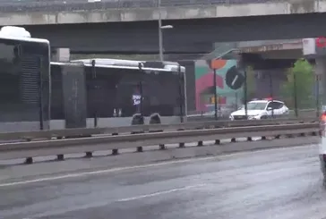 Fikirtepe'de iki metrobüs çarpıştı!